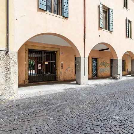 Guesthost - Isabella 500 Meters From The Duomo! Padova
